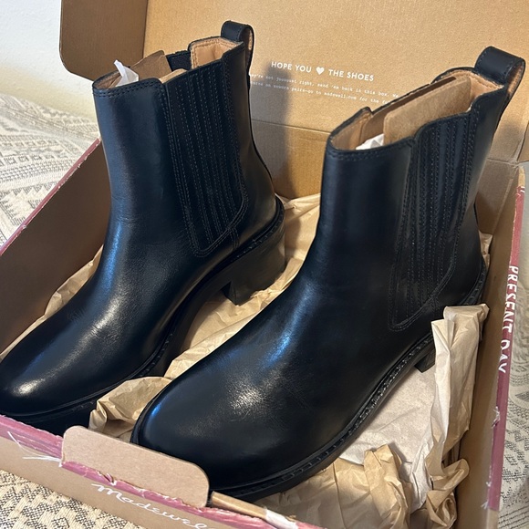 Madewell lugsole heeled chelsea boots black NWT 8 - Picture 2 of 5